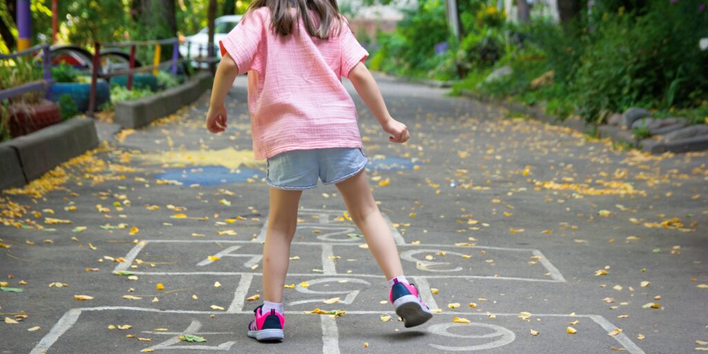 20 classic outdoor games Ah, the 1970s—when outdoor fun didn’t require Wi-Fi, batteries, or screen time!